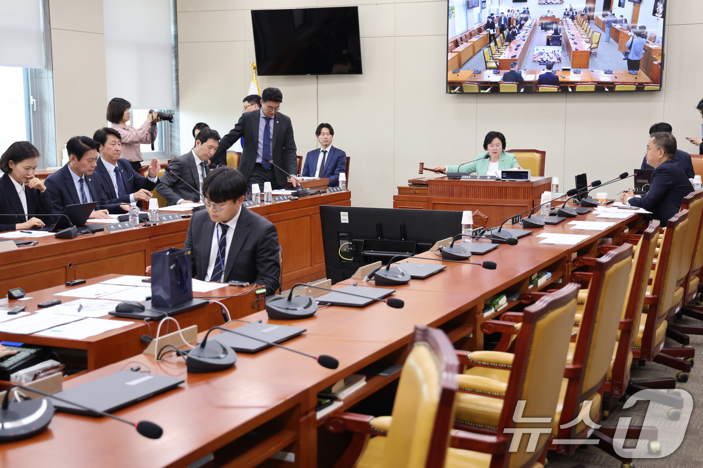 (서울=뉴스1) 신웅수 기자 = 김현 소위원장이 6일 서울 여의도 국회에서 열린 과학기술정보방송통신위원회 정보통신방송미디어법안심사소위원회에서 안건을 상정하고 있다. 2026.5.6 …