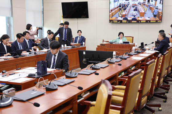 회의 주재하는 김현 소위원장