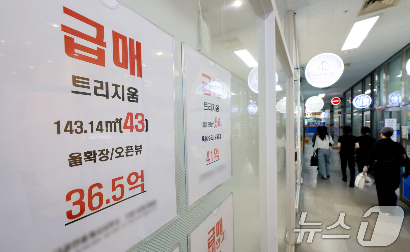 (서울=뉴스1) 이호윤 기자 = 6일 정부와 부동산업계에 따르면 지난 2022년부터 시행된 다주택자 양도세 중과 유예 조치가 오는 9일 종료된다. 이는 조정대상지역 내 기본세율 6 …