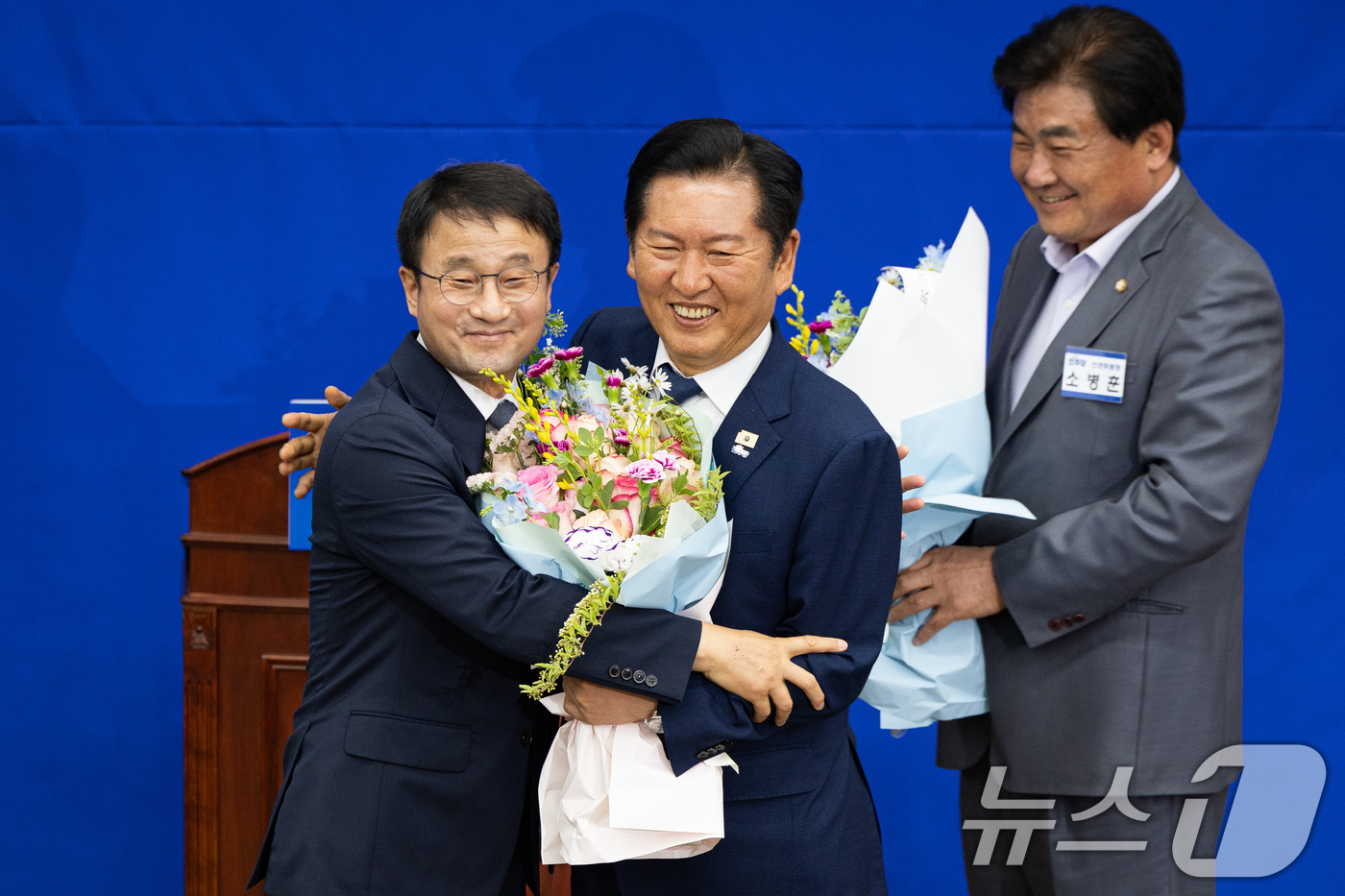 (서울=뉴스1) 유승관 기자 = 더불어민주당 원내대표로 선출된 한병도 의원과 정청래 대표가 6일 서울 여의도 국회에서 열린 원내대표 선출을 위한 의원총회에서 기념 촬영을 하고 있다 …