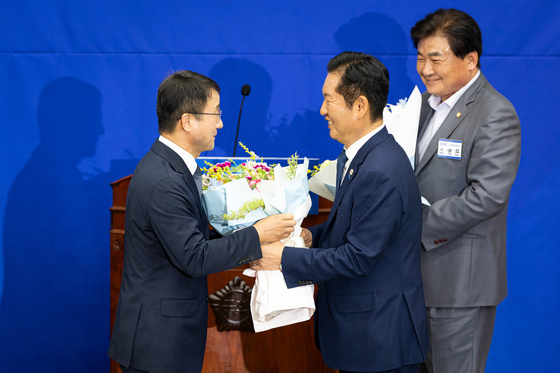 꽃다발 받는 한병도 원내대표