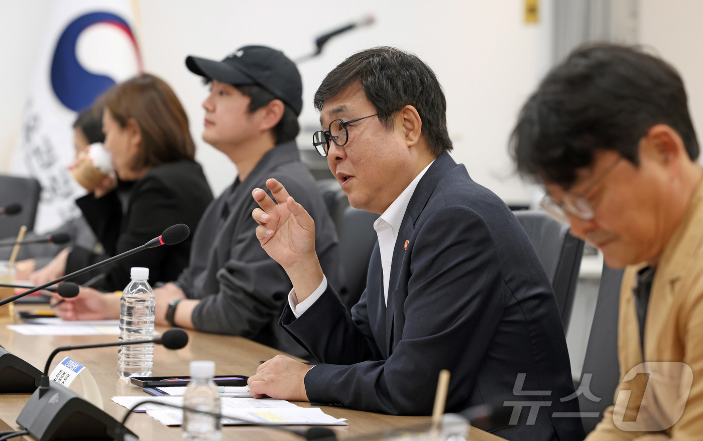 (서울=뉴스1) = 최휘영 문화체육관광부 장관이 6일 서울 종로구 국립현대미술관 서울관에서 열린 문화예술정책자문위원회 영화·영상분과 제3차 회의에서 위원들과 영화·영상 분야 주요 …