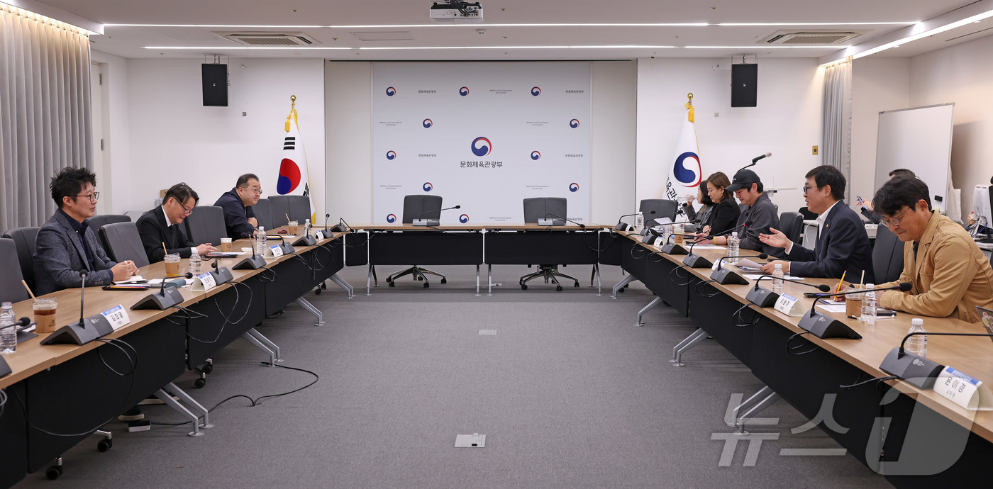 (서울=뉴스1) = 최휘영 문화체육관광부 장관이 6일 서울 종로구 국립현대미술관 서울관에서 열린 문화예술정책자문위원회 영화·영상분과 제3차 회의에서 위원들과 영화·영상 분야 주요 …
