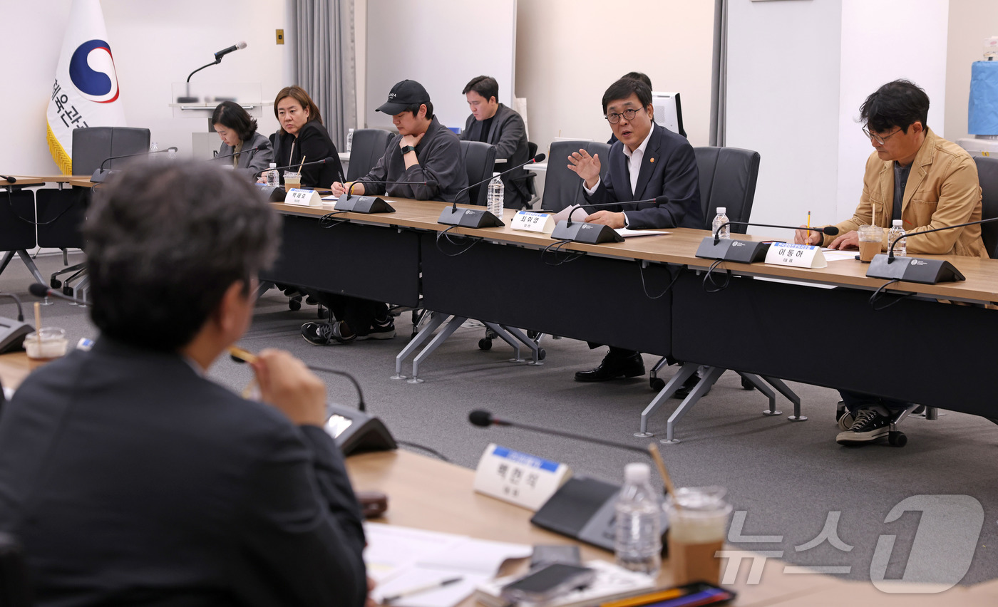 (서울=뉴스1) = 최휘영 문화체육관광부 장관이 6일 서울 종로구 국립현대미술관 서울관에서 열린 문화예술정책자문위원회 영화·영상분과 제3차 회의에서 위원들과 영화·영상 분야 주요 …