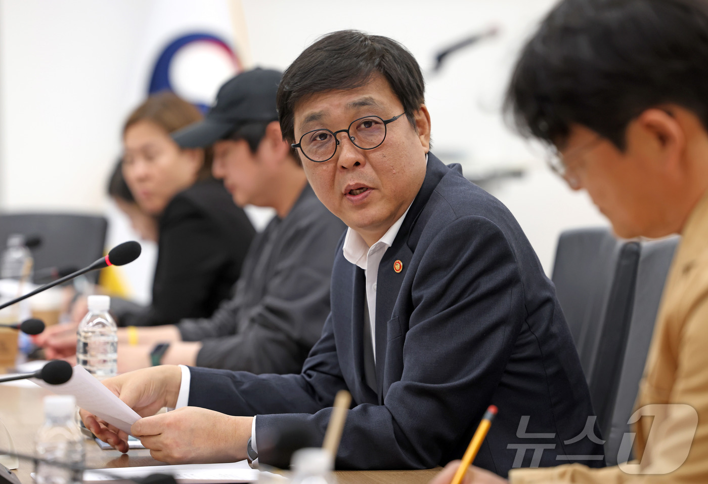 (서울=뉴스1) = 최휘영 문화체육관광부 장관이 6일 서울 종로구 국립현대미술관 서울관에서 열린 문화예술정책자문위원회 영화·영상분과 제3차 회의에서 위원들과 영화·영상 분야 주요 …