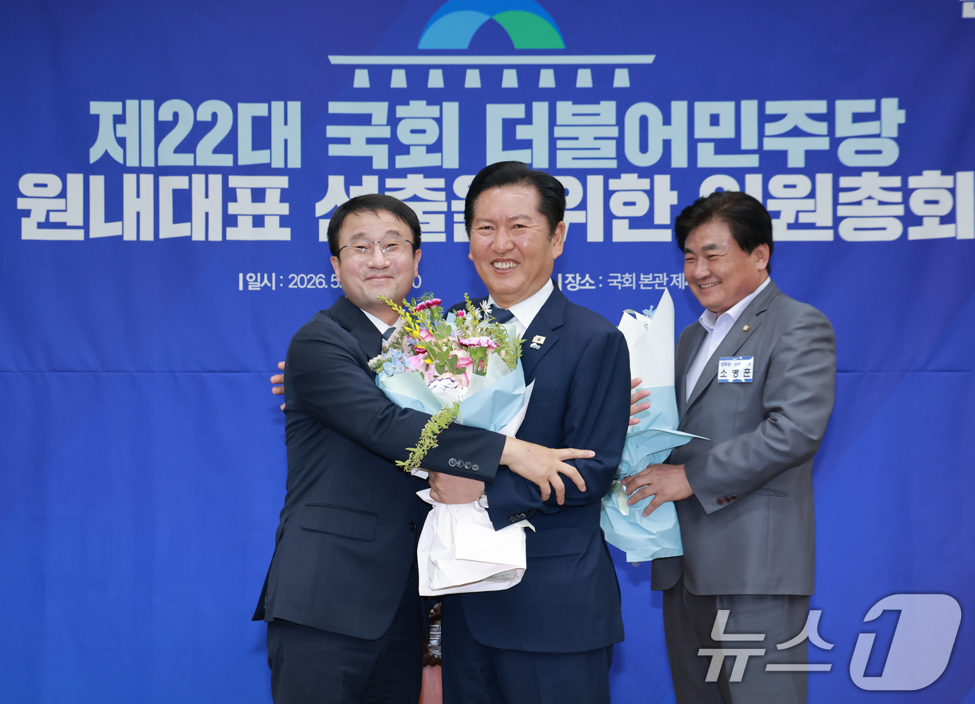 (서울=뉴스1) 유승관 기자 = 더불어민주당 원내대표로 선출된 한병도 의원과 정청래 대표가 6일 서울 여의도 국회에서 열린 원내대표 선출을 위한 의원총회에서 기념 촬영을 하고 있다 …