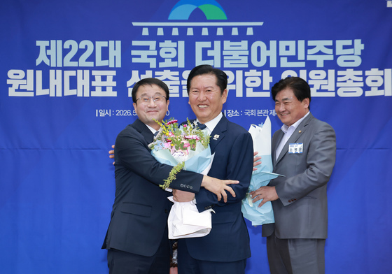 한병도 원내대표 끌어안는 정청래 대표