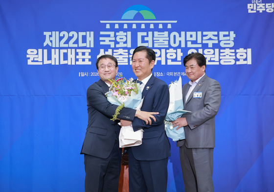 정청래 대표 축하 받는 한병도 원내대표