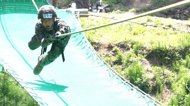 외줄타기하는 장병