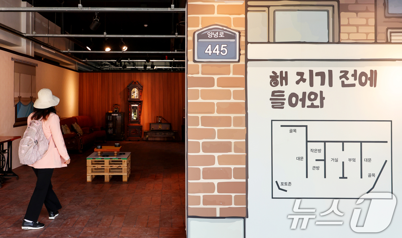 (서울=뉴스1) 조연우 인턴기자 = 6일 서울 용산구 노들섬 노들갤러리에서 열린 ‘해 지기 전에 들어와’ 전시를 찾은 시민들이 옛 생활상을 재현한 공간을 둘러보고 있다. 이번 전시 …