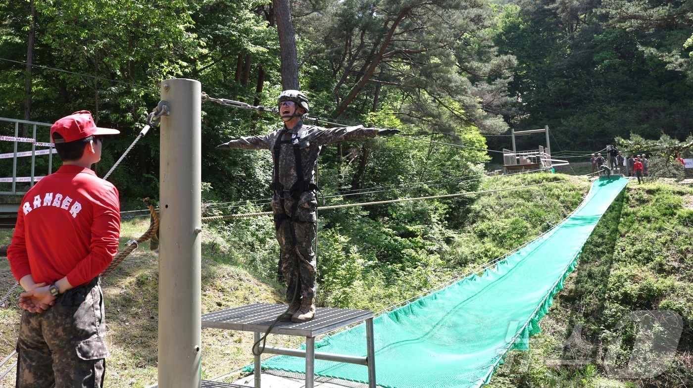 (임실=뉴스1) 유경석 기자 = 육군 35사단 장병들이 6일 전북 임실군 35사단 유격훈련장에서 유격훈련을 받고 있다. 2026.5.6/뉴스1