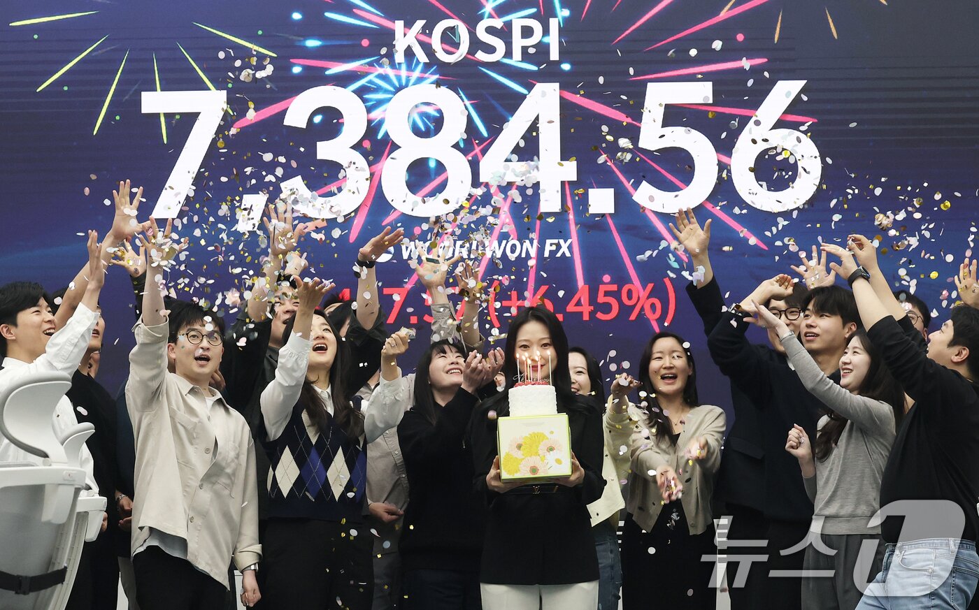 본문 이미지 - 코스피가 전인미답의 7000선 고지를 돌파한 6일 오후 서울 중구 우리은행 본점 딜링룸에서 직원들이 코스피 종가를 배경으로 축하 세리머니를 하고 있다. 이날 코스피는 444.57포인트 상승한 7,384.56으로 장을 마감했다. 한국 증시는 반도체 대형주의 폭발적인 상승세에 힘입어 불과 두 달여 전 6000선을 넘어선 이후 다시 한 단계 도약하며 '칠천피' 시대에 진입했다. 2026.5.6 ⓒ 뉴스1 오대일 기자
