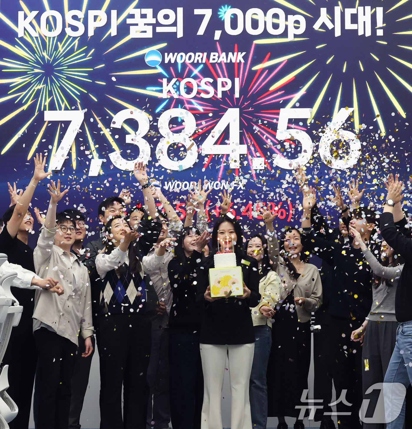 (서울=뉴스1) 오대일 기자 = 코스피가 전인미답의 7000선 고지를 돌파한 6일 오후 서울 중구 우리은행 본점 딜링룸에서 직원들이 코스피 종가를 배경으로 축하 세리머니를 하고 있 …