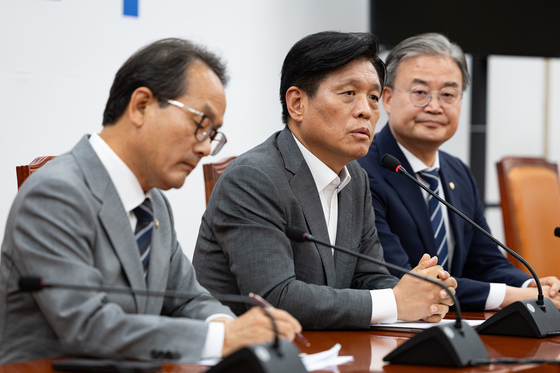 전략공천 관련 발언하는 조승래 민주당 사무총장