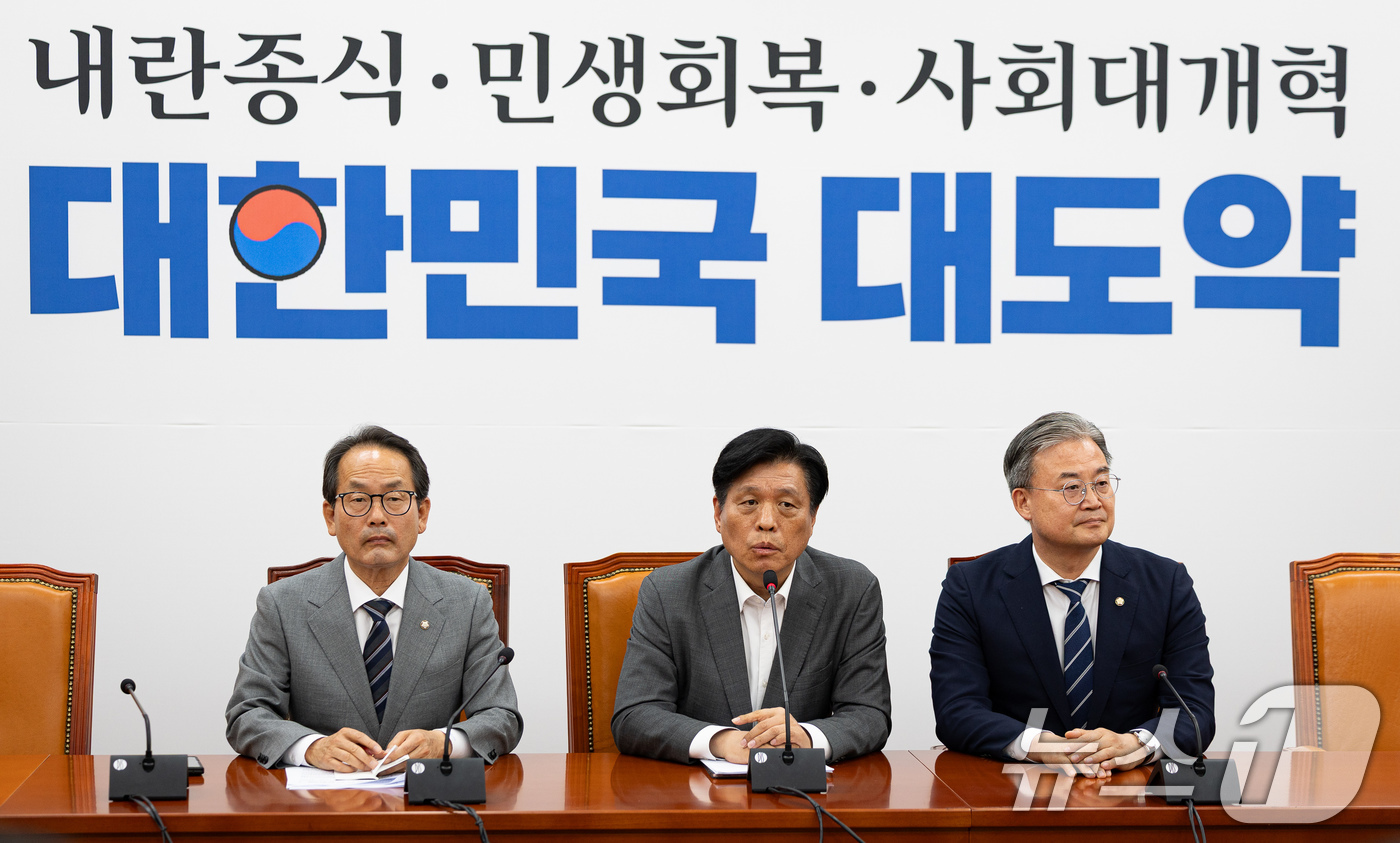 (서울=뉴스1) 유승관 기자 = 조승래 더불어민주당 사무총장이 6일 서울 여의도 국회에서 전략공관위원회 공천 결과를 발표하고 있다. 2026.5.6/뉴스1