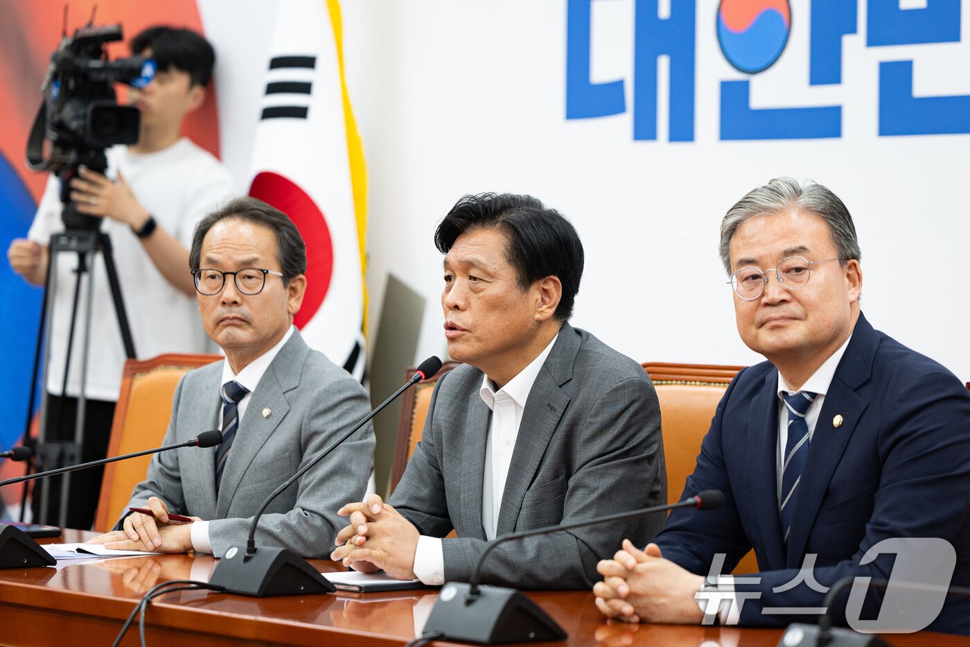본문 이미지 - 조승래 더불어민주당 사무총장이 6일 서울 여의도 국회에서 전략공관위원회 공천 결과를 발표하고 있다. 2026.5.6 ⓒ 뉴스1 유승관 기자