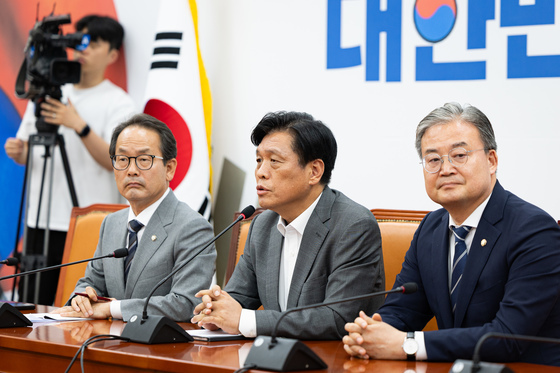 전략공천 관련 발언하는 조승래 민주당 사무총장