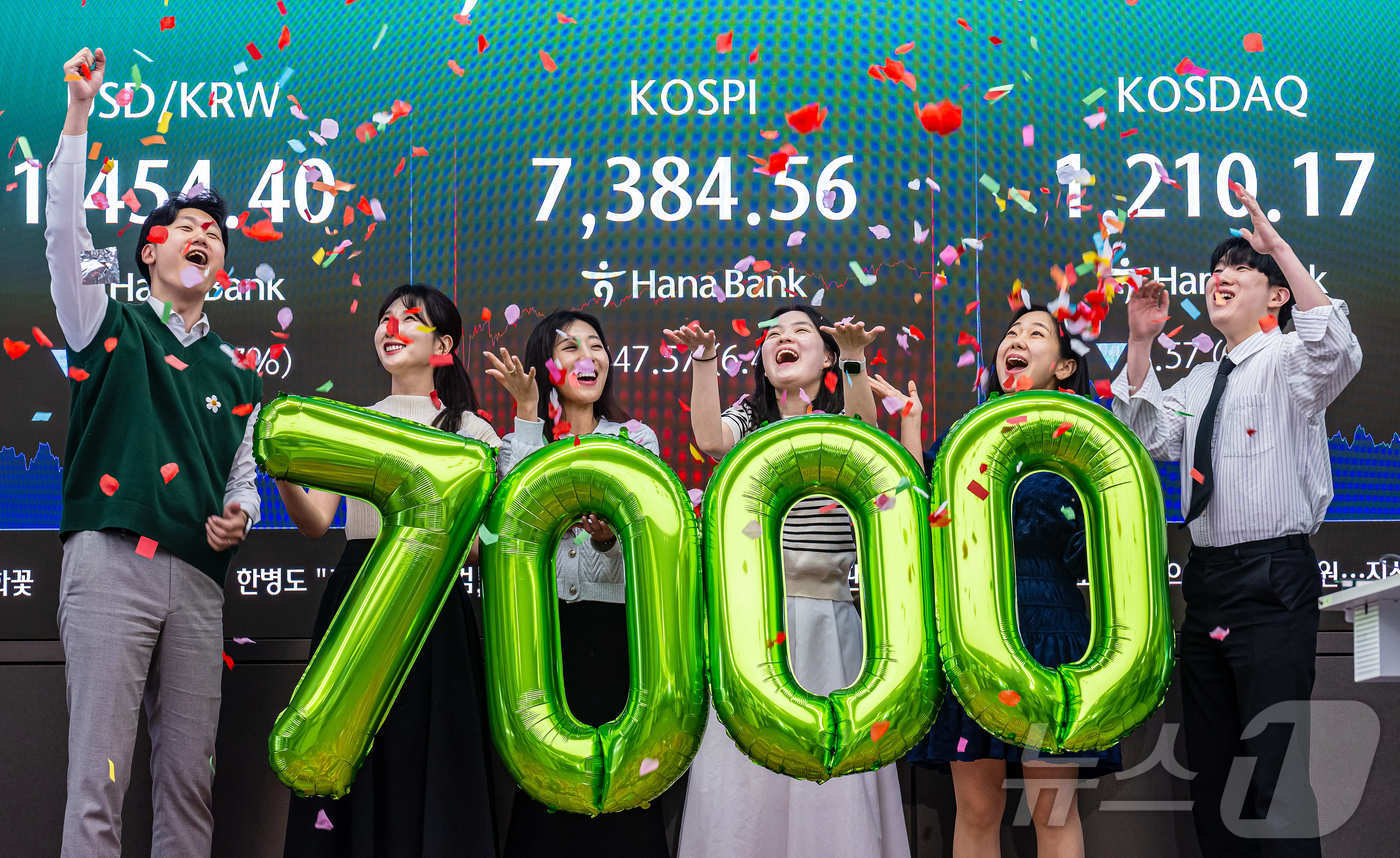 (서울=뉴스1) 박지혜 기자 = 코스피가 종가 기준 사상 처음 7000선을 돌파한 6일 서울 중구 하나은행 딜링룸에서 직원들이 축하 세레머니를 하고 있다.이날 코스피는 전장보다 4 …