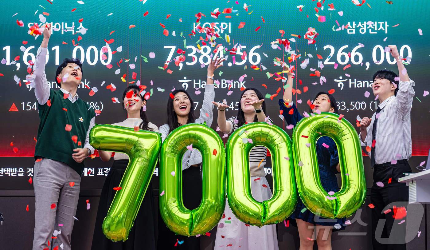 본문 이미지 - 코스피가 종가 기준 사상 처음 7000선을 돌파한 6일 서울 중구 하나은행 딜링룸에서 직원들이 축하 세레머니를 하고 있다. 이날 코스피는 전장보다 447.57포인트(6.45%) 오른 7,384.56에 장을 마쳤다. (공동취재) 2026.5.6 ⓒ 뉴스1 박지혜 기자