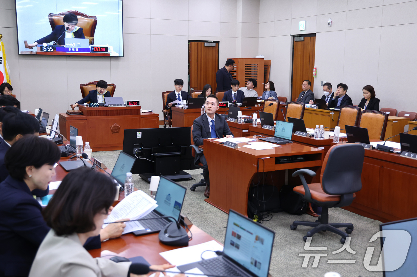 (서울=뉴스1) 신웅수 기자 = 서영교 위원장이 6일 서울 여의도 국회에서 열린 법제사법위원회 전체회의에서 법안을 통과시키고 있다. 2026.5.6/뉴스1