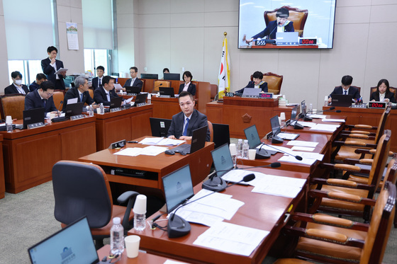 '국민의힘 불참' 법안 통과시키는 서영교 위원장