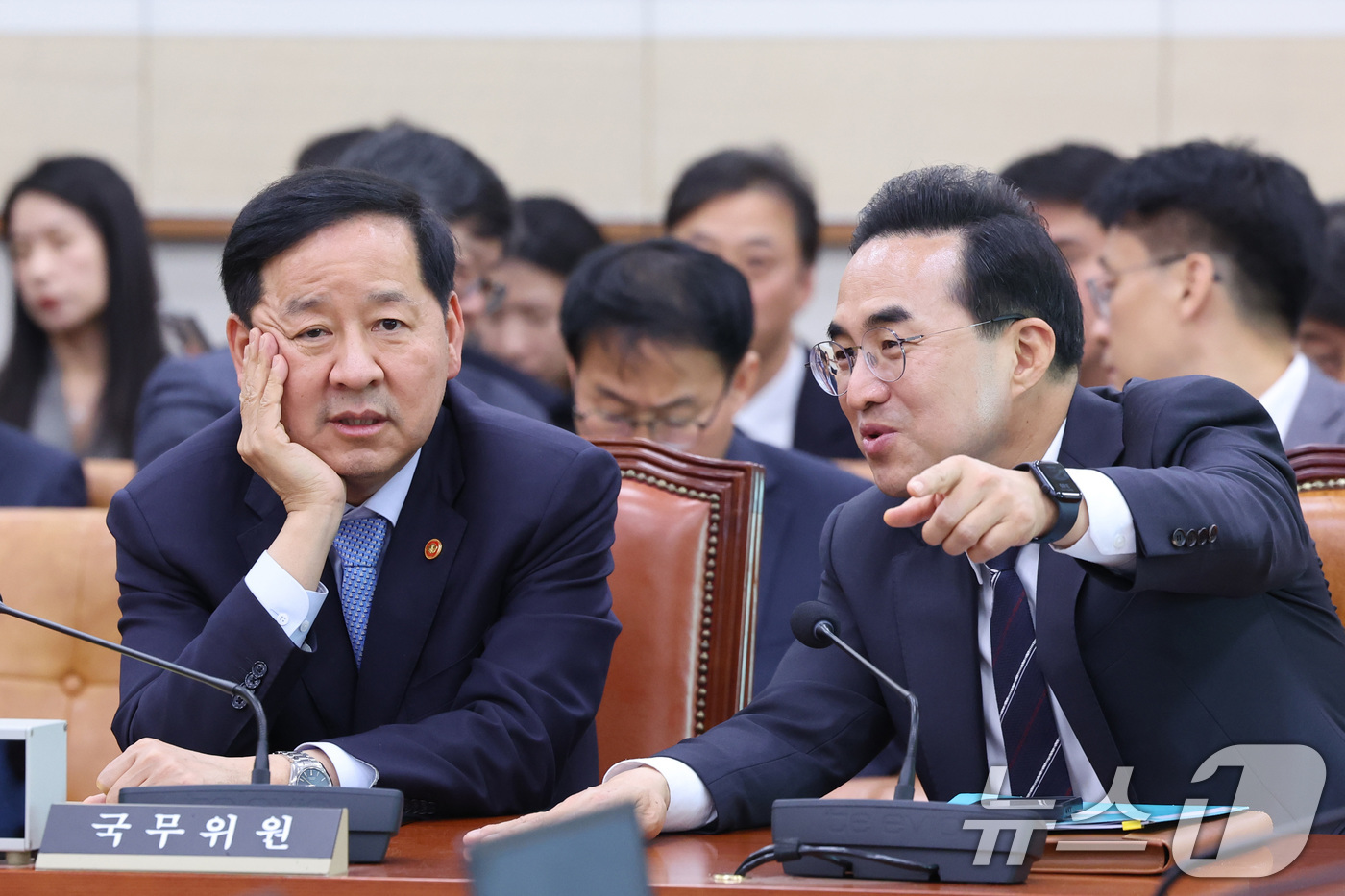 (서울=뉴스1) 신웅수 기자 = 구윤철 부총리 겸 재정경제부 장관과 박홍근 기획예산처 장관이 6일 서울 여의도 국회에서 열린 법제사법위원회 전체회의에서 대화하고 있다. 2026.5 …