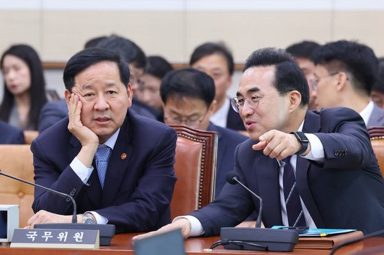 대화하는 구윤철·박홍근
