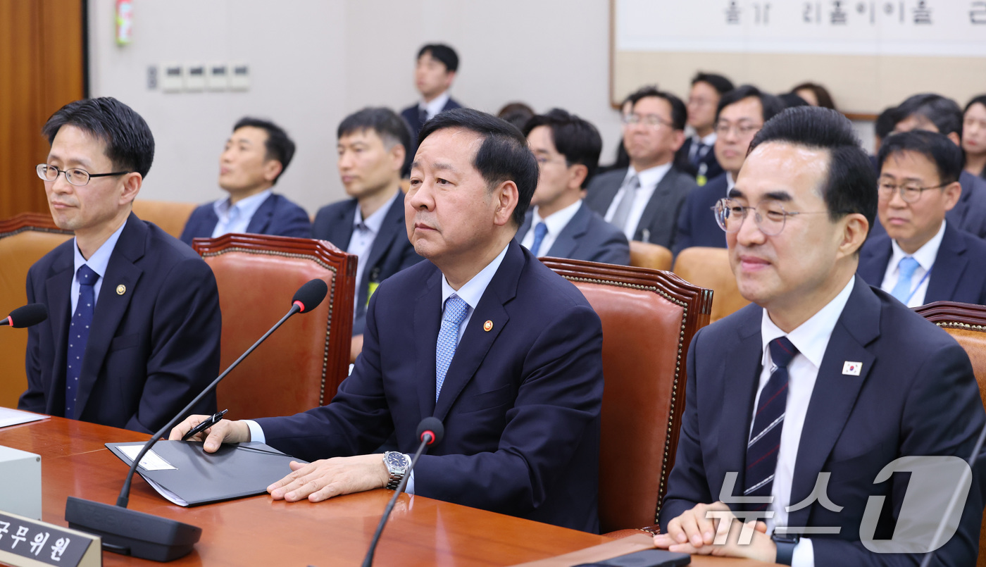 (서울=뉴스1) 신웅수 기자 = 구윤철 부총리 겸 재정경제부 장관과 박홍근 기획예산처 장관이 6일 서울 여의도 국회에서 열린 법제사법위원회 전체회의에 자리하고 있다. 2026.5. …