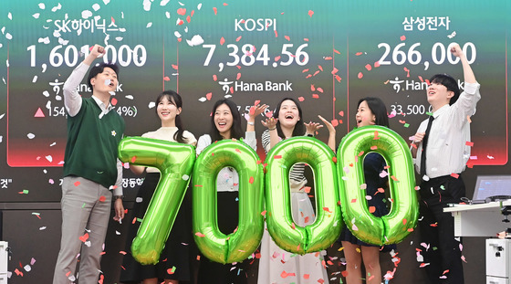 평생 부동산만 투자한 '예금족' 뭉칫돈도 증시로…"삼전닉스 사자" 행렬
