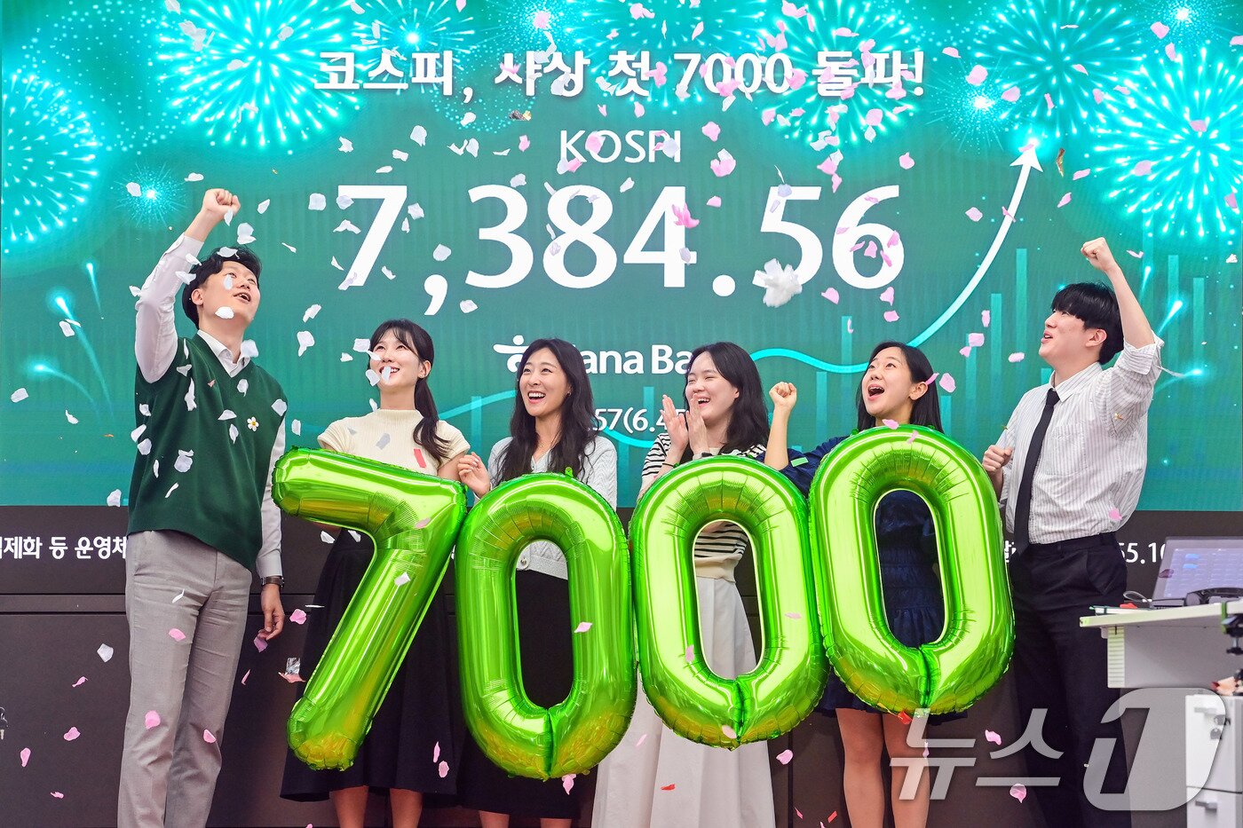 본문 이미지 - 코스피가 종가 기준 사상 처음 7000선을 돌파한 6일 서울 중구 하나은행 딜링룸에서 직원들이 축하 세레머니를 하고 있다. 이날 코스피는 전장보다 447.57포인트(6.45%) 오른 7,384.56에 장을 마쳤다. (공동취재) 2026.5.6 ⓒ 뉴스1 박지혜 기자
