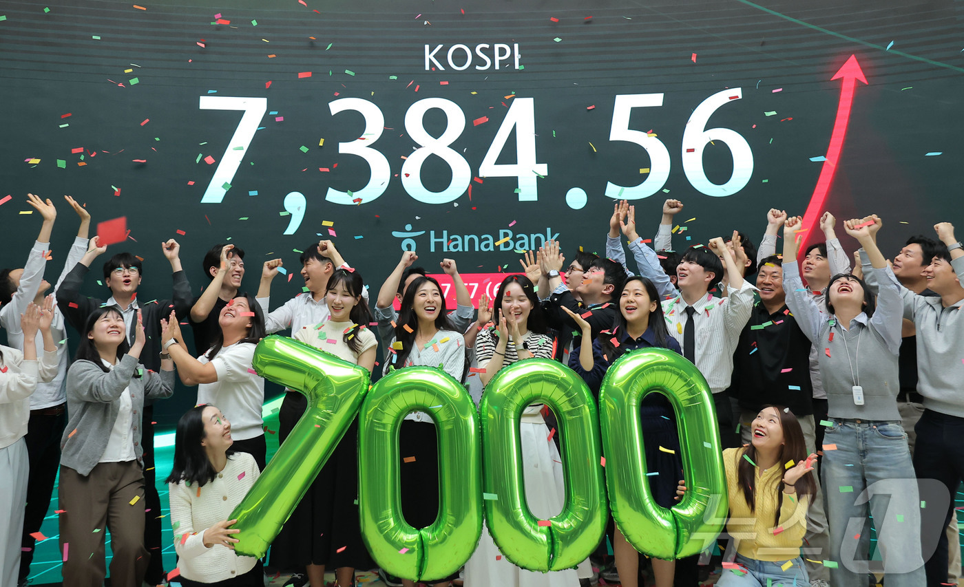 (서울=뉴스1) 박지혜 기자 = 코스피가 종가 기준 사상 처음 7000선을 돌파한 6일 서울 중구 하나은행 딜링룸에서 직원들이 축하 세레머니를 하고 있다.이날 코스피는 전장보다 4 …