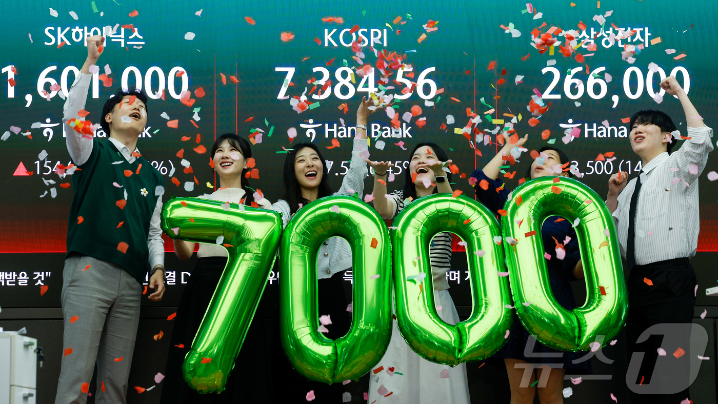 (서울=뉴스1) 박지혜 기자 = 코스피가 7000을 돌파한 6일 서울 중구 하나은행 본점 딜링룸에서 직원들이 축하 세리모니를 하고 있다. 이날 코스피는 447.57포인트 오른 7, …