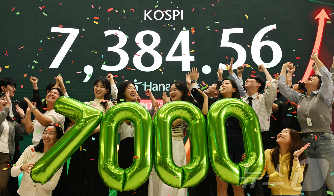 (서울=뉴스1) 박지혜 기자 = 코스피가 종가 기준 사상 처음 7000선을 돌파한 6일 서울 중구 하나은행 딜링룸에서 직원들이 축하 세레머니를 하고 있다. 이날 코스피는 전장보다 …