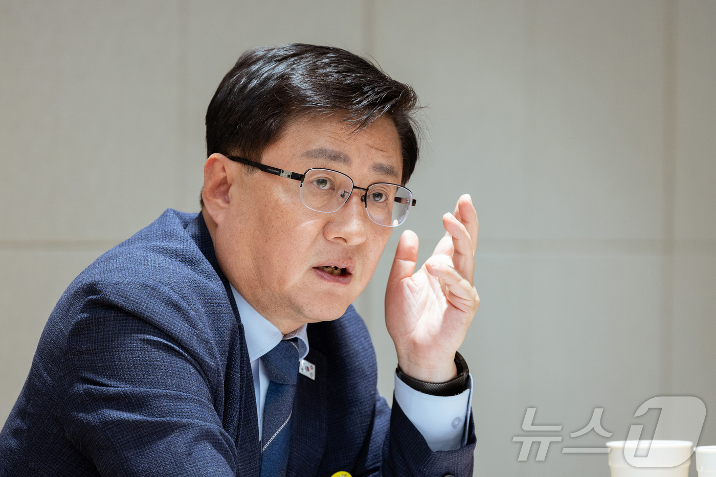 (서울=뉴스1) = 김성환 기후에너지환경부 장관이 6일 서울 강남구 탄천 하수처리시설을 찾아 하수열 현황 및 지역난방으로의 하수열 공급 상황을 점검하고 활용 방안을 논의하고 있다. …