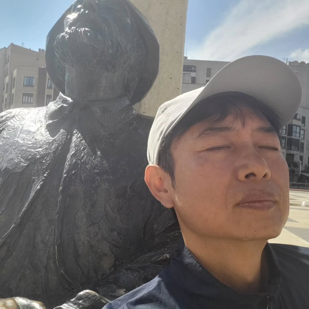 본문 이미지 - 산티아고 순례길에서 잠시 명상에 잠긴 모습 (작가 본인 제공)
