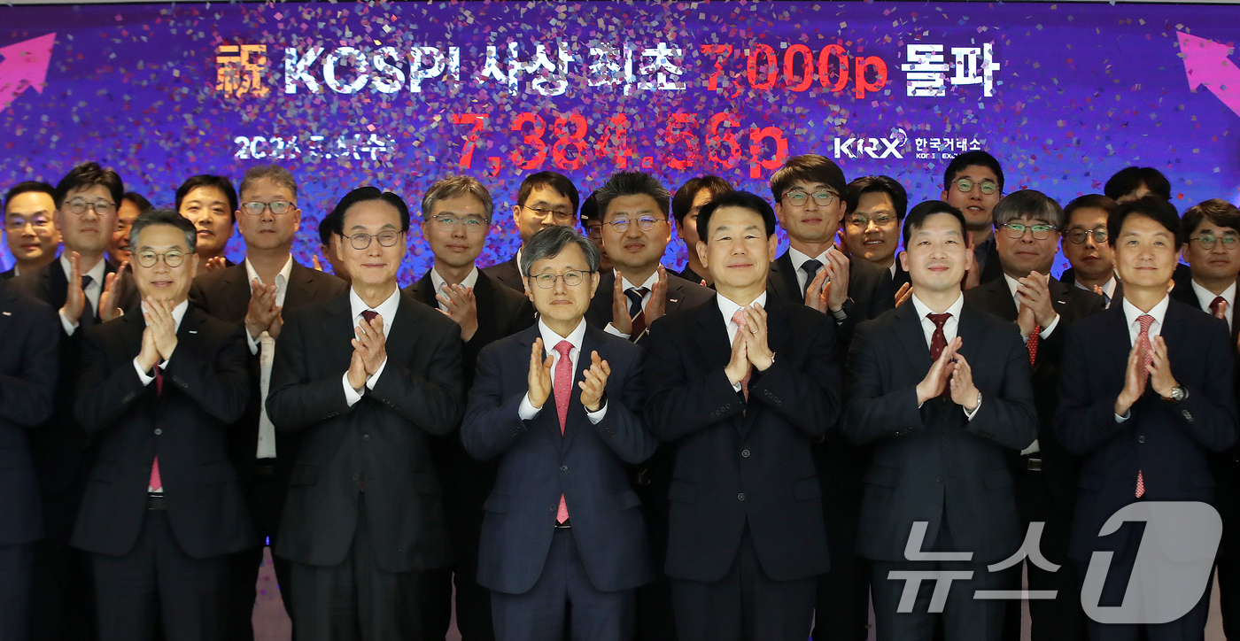 (부산=뉴스1) 윤일지 기자 = 코스피 지수가 사상 처음으로 7000선을 돌파한 6일 부산 남구 부산국제금융센터(BIFC) 한국거래소 홍보관에서 정은보 한국거래소 이사장 등 참석자 …