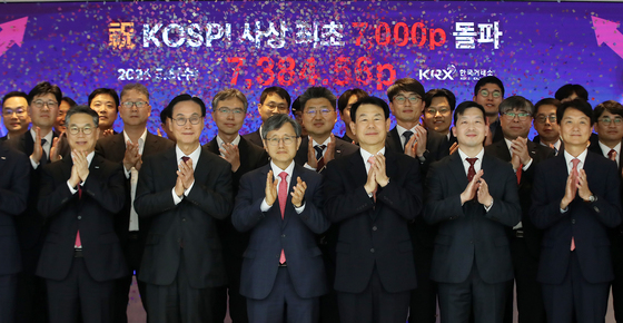 코스피 사상 첫 7000선 돌파