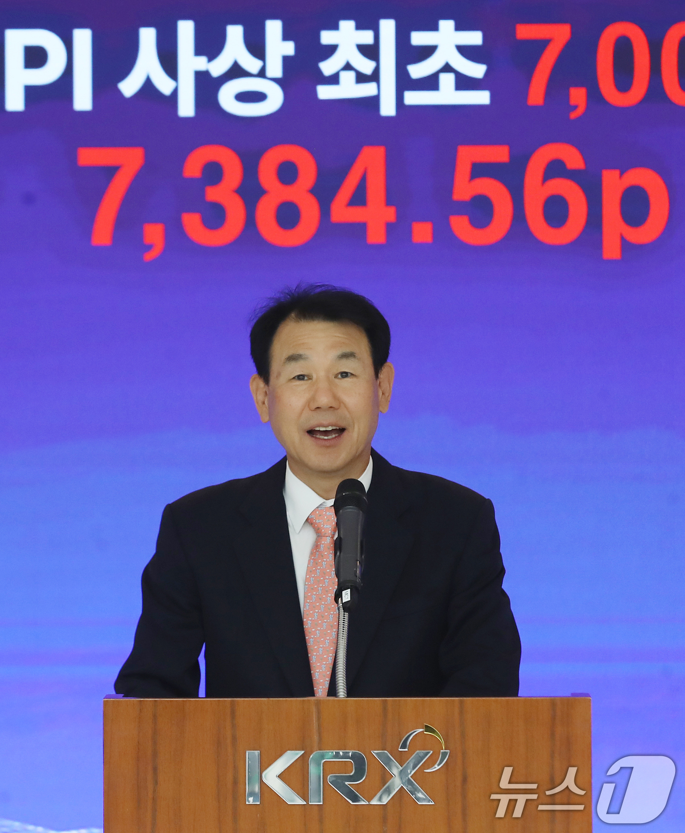 (부산=뉴스1) 윤일지 기자 = 정은보 한국거래소 이사장이 6일 부산 남구 부산국제금융센터(BIFC) 한국거래소 홍보관에서 열린 코스피 7000 돌파 기념식에서 인사말을 하고 있다 …