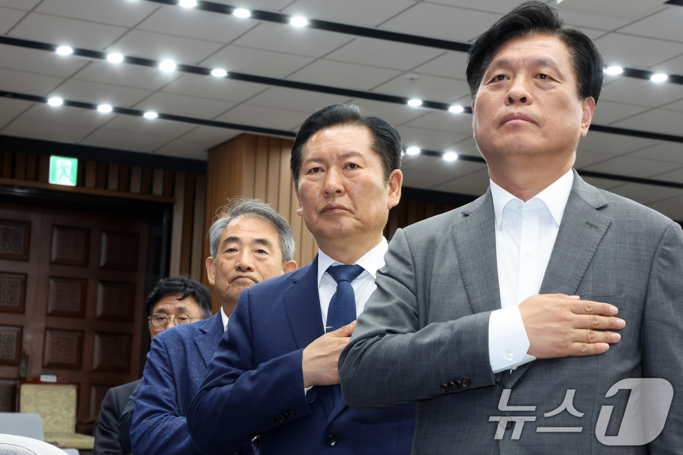 (서울=뉴스1) 황기선 기자 = 정청래 더불어민주당 대표가 6일 오후 서울 여의도 국회에서 열린 시·도당위원장 연석회의에서 참석자들과 국민의례를 하고 있다.  2026.5.6/뉴스 …