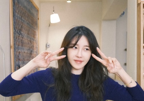 47세 이지아, 갈수록 더 어려지네…크롭톱 옷 입고 '브이' [N샷]