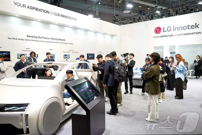 본문 이미지 - LG이노텍 모빌리티설루션 홍보부스에 CES 참관객이 방문해 체험을 하고 있다.(LG이노텍 제공)/뉴스1