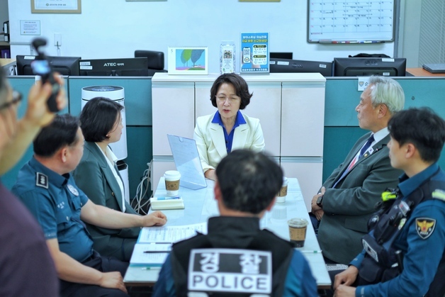 지구대 간 추미애 "도민 일상 안전, 현장 목소리로 지키겠다"