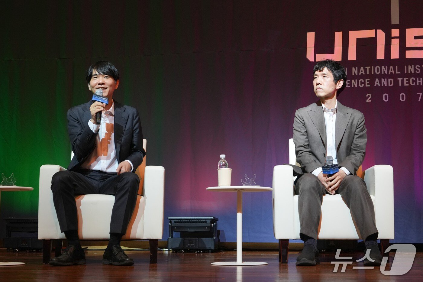 본문 이미지 - 6일 UNIST GRIT인재융합학부 오픈스테이지 토크콘서트 '반상 위로 먼저 온 미래 이창호·이세돌이 전하는 AI 시대의 한 수'가 열리고 있다.(UNIST 제공. 재판매 및 DB금지)/뉴스1