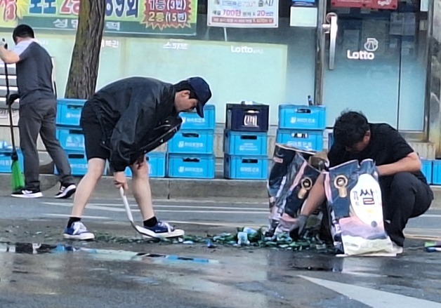 술병 가득 실은 차량 전복…와장창 깨진 유리 수습 도운 청년