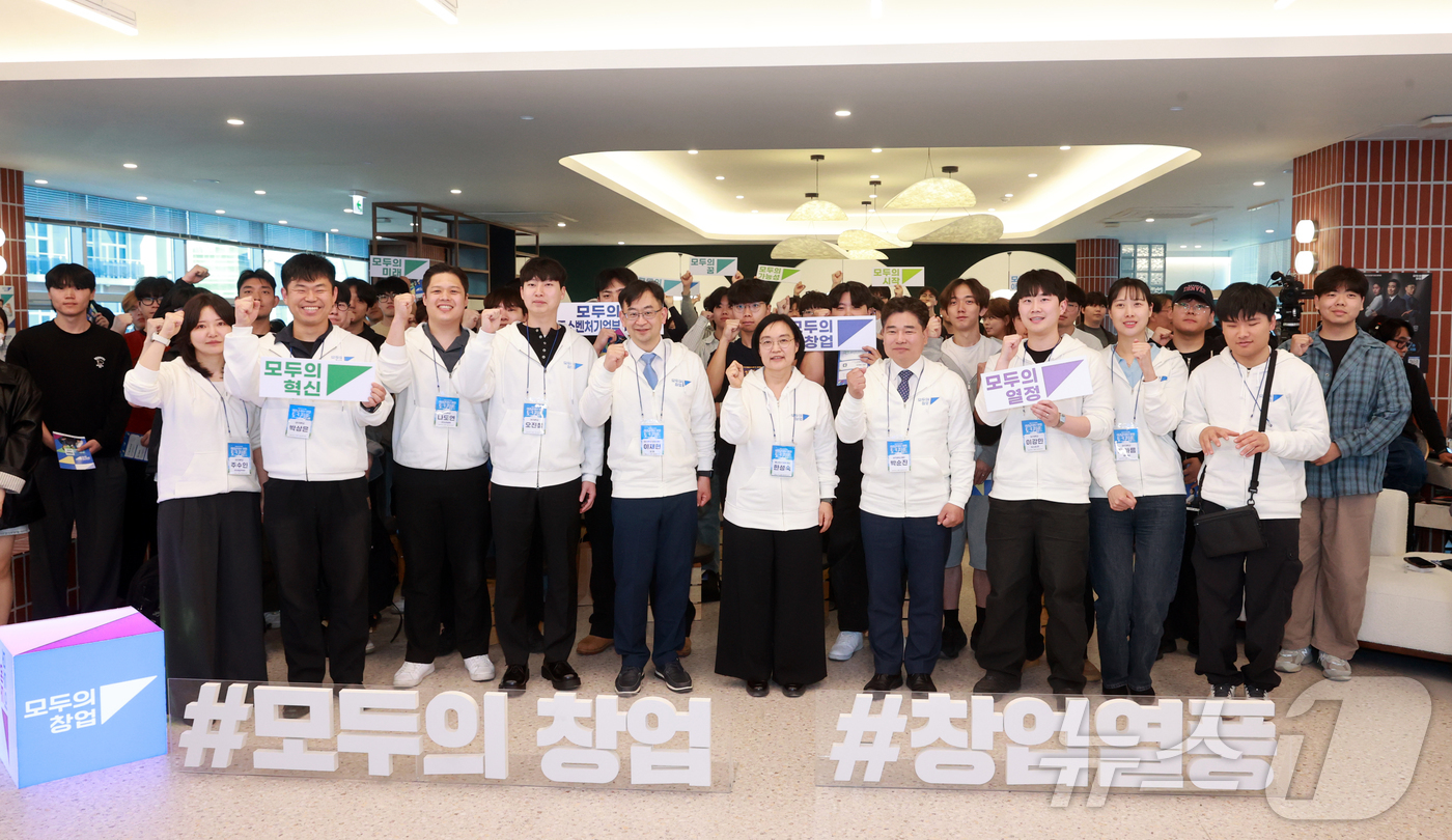 (서울=뉴스1) 김진환 기자 = 한성숙 중소벤처기업부 장관이 6일 경산시 대구대학교에서 열린 모두의 창업 프로젝트 청년 창업 활성화 토크콘서트에서 참석자들과 기념 촬영을 하고 있다 …