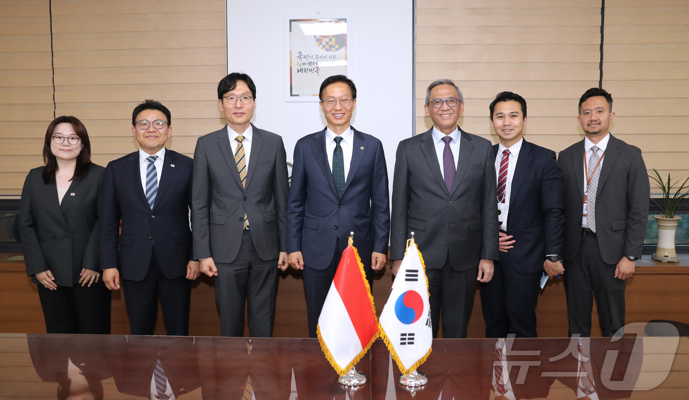 (서울=뉴스1) 김진환 기자 = 김용선 지식재산처장이 6일 오후 서울 강남구 한국지식재산센터에서 체쳅 헤라완(Cecep HERAWAN) 주한 인도네시아 대사와 면담을 마친 뒤 관계 …