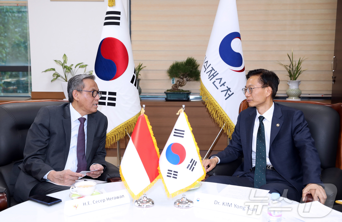 (서울=뉴스1) 김진환 기자 = 김용선 지식재산처장이 6일 오후 서울 강남구 한국지식재산센터에서 체쳅 헤라완(Cecep HERAWAN) 주한 인도네시아 대사와 양국 간 지식재산 보 …