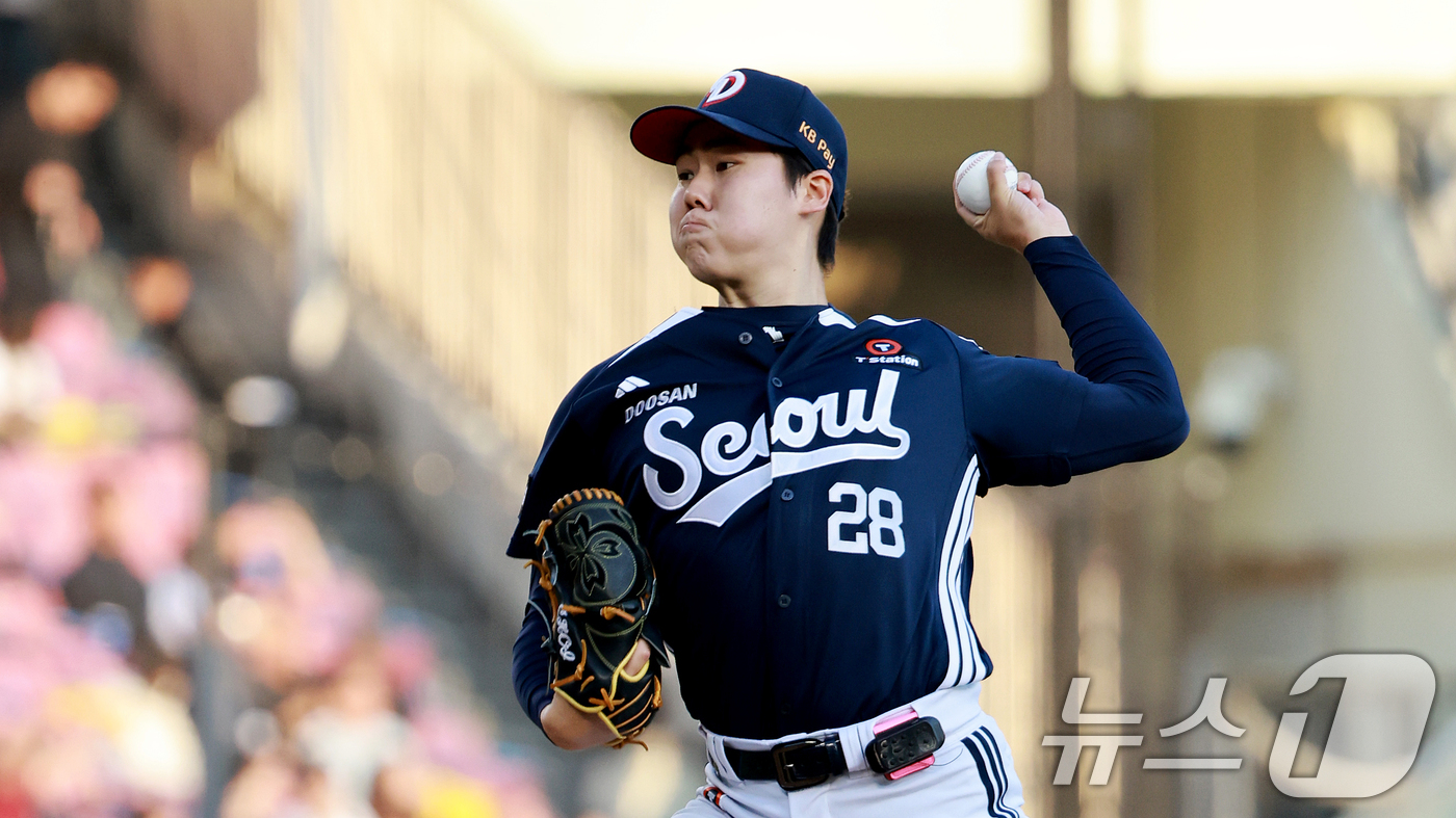 (서울=뉴스1) 이호윤 기자 = 6일 서울 송파구 잠실야구장에서 열린 프로야구 '2026 신한은행 SOL KBO리그' 두산 베어스와 LG 트윈스의 경기, 두산 선발 최승용이 1회말 …