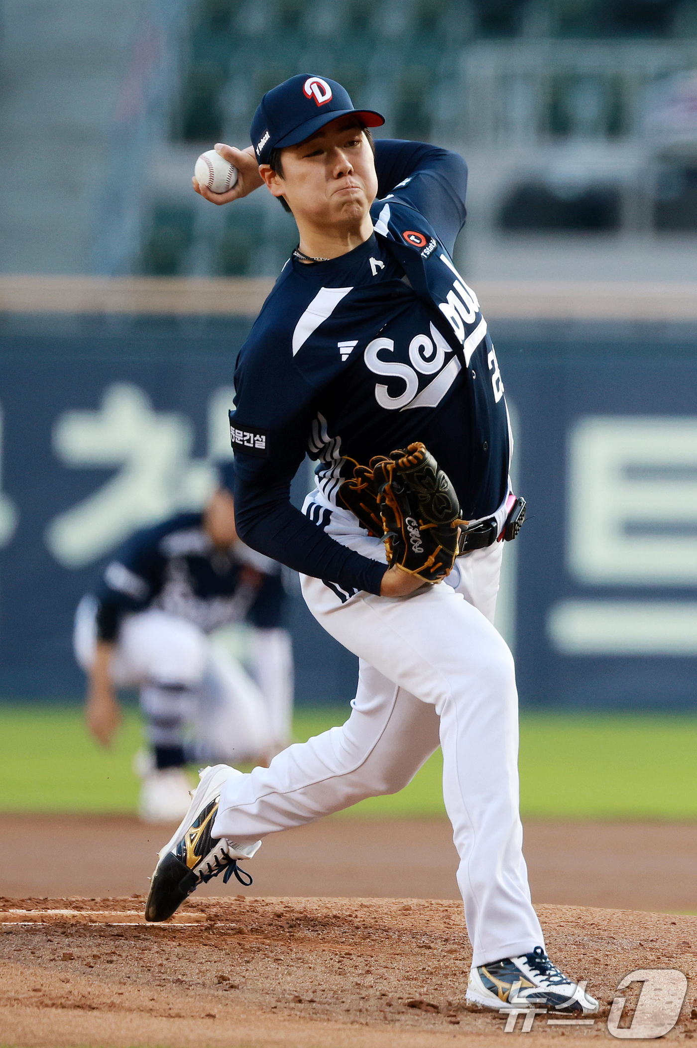 (서울=뉴스1) 이호윤 기자 = 6일 서울 송파구 잠실야구장에서 열린 프로야구 '2026 신한은행 SOL KBO리그' 두산 베어스와 LG 트윈스의 경기, 두산 선발 최승용이 1회말 …