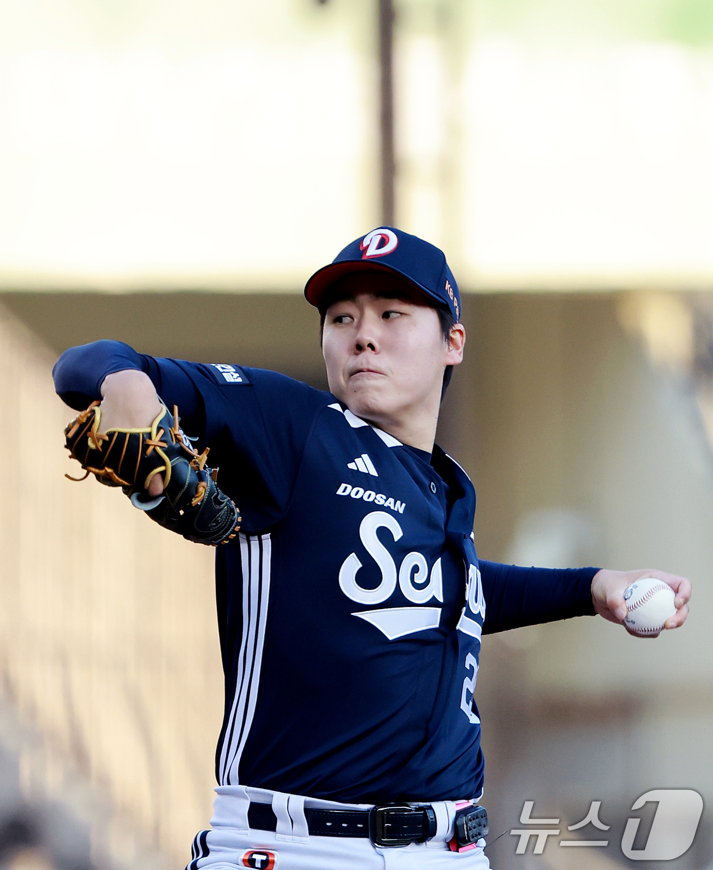 (서울=뉴스1) 이호윤 기자 = 6일 서울 송파구 잠실야구장에서 열린 프로야구 '2026 신한은행 SOL KBO리그' 두산 베어스와 LG 트윈스의 경기, 두산 선발 최승용이 1회말 …